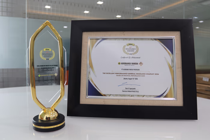 Trofi dan sertifikat The Excellent Performance General Insurance Company 2026 dari Infobank