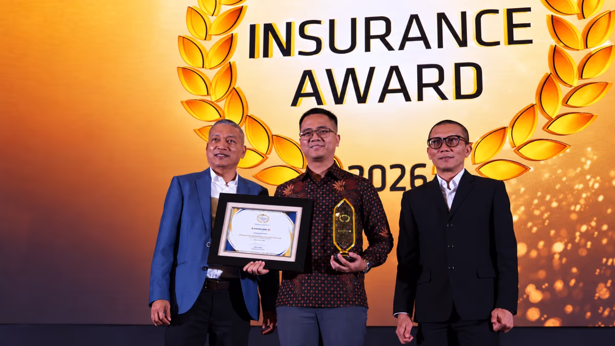 Penyerahan penghargaan The Excellent Performance General Insurance Company 2026 kepada perwakilan Asuransi Raksa di panggung Infobank Insurance Award 2026